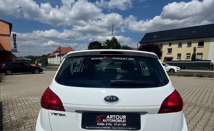 Kia Venga Spirit in Weiß von hinten