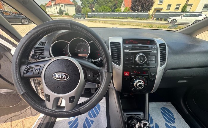 Innenraum des Kia Venga mit Lederlenkrad und Bordcomputer