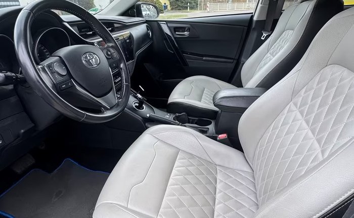 Beiges Lederinterieur des Toyota Auris Hybrid