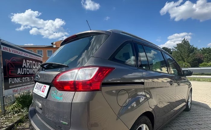 Ford Grand C-MAX mit Schiebetür beidseitig von hinten